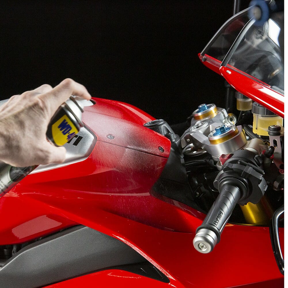 wd-40-specialist-motorbike-cera-e-brilho-lifestyle-image-2-1.jpeg