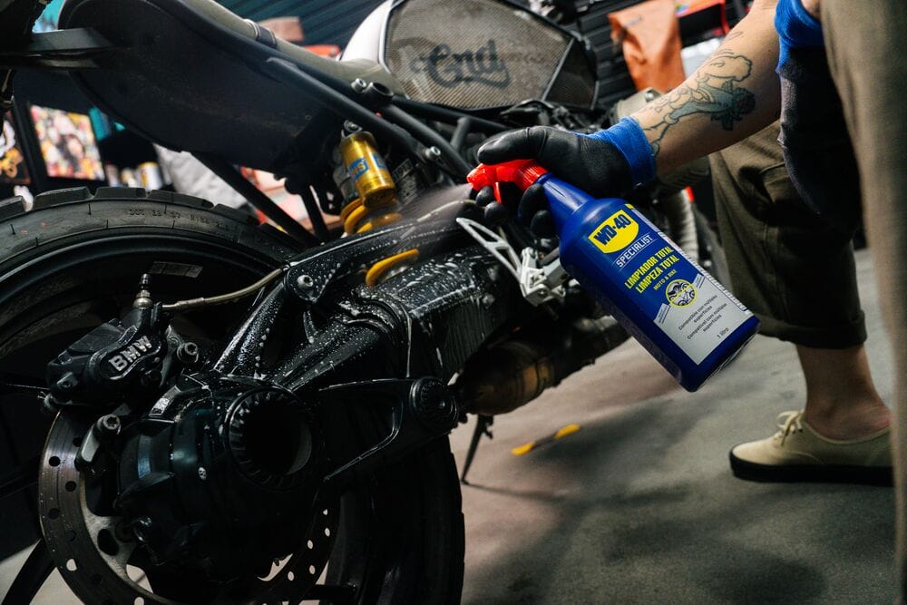 web size wd 40 specialist® 2wheels cleaner shooting moto 1