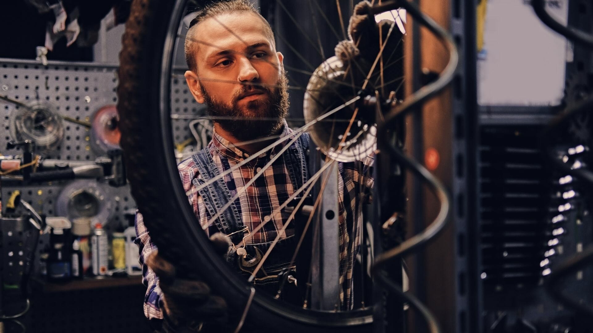 Homem a remover roda traseira da bicicleta