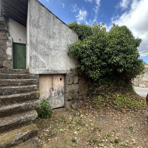 renovação das portas principais  e portões e melhorar a segurança