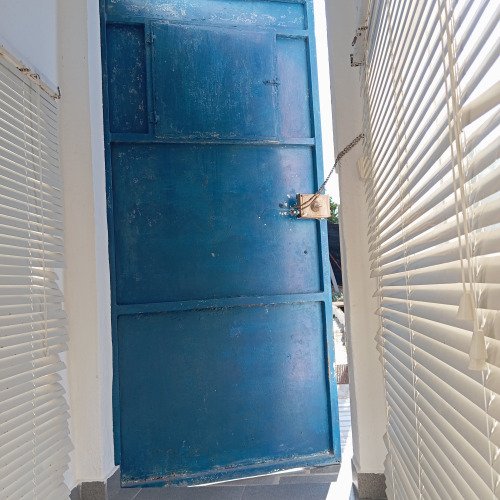 Porta de quintal para dona e para a Debbie ( cão) .