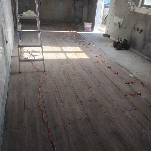 Construção de uma cozinha para uma casa em restauro para uma família com 2 crianças pequenas sem grandes possibilidades financeiras com mãe desempregada