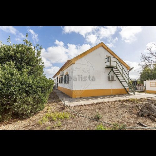 Pintar a casa por fora e alterar a escadaria