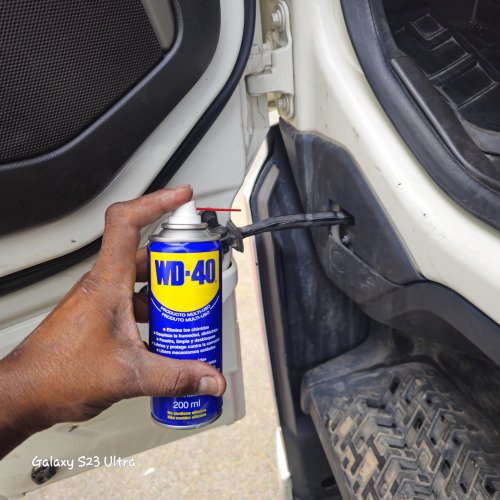 Lubrificando a porta do caminhão