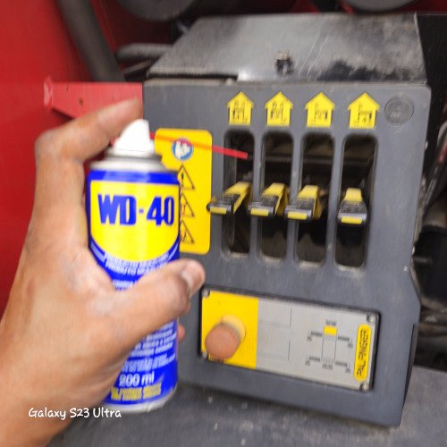 Lubrificando os comandos da grua