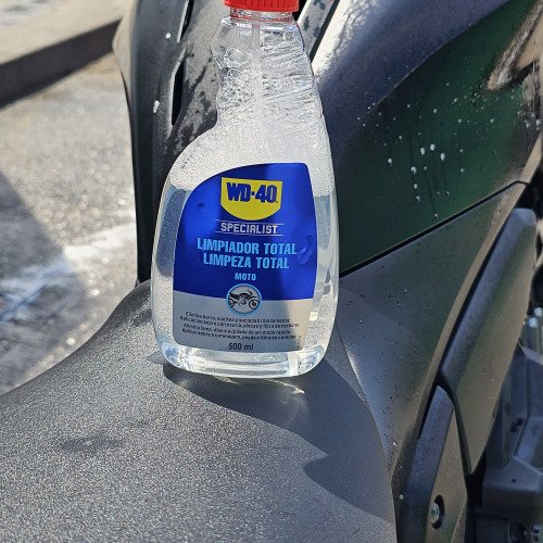 Limpeza da moto com WD40 especialist